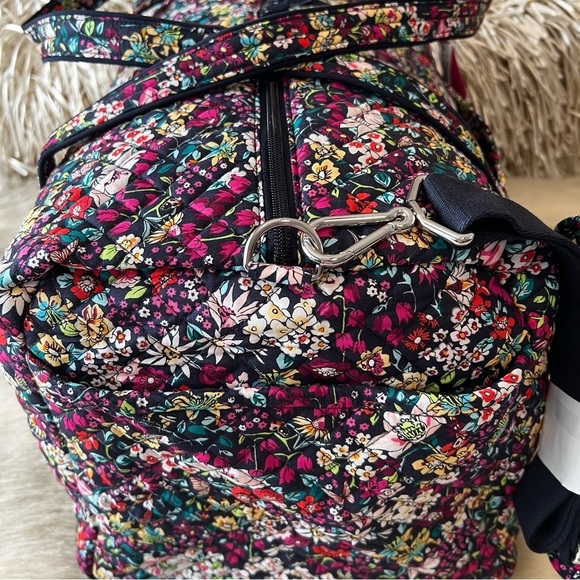 New Modern VERA BRADLEY Itsy Ditsy L Travel Duffle Bag Bandolier Purple Floral - Picture 7 of 13